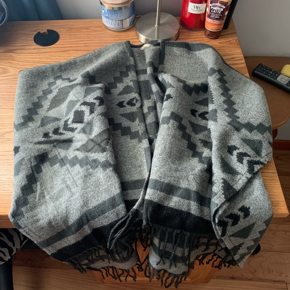 Hollister Tribal Pattern XS/S Poncho Open-Front